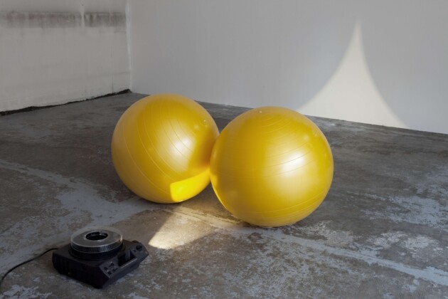 Christian Frosi, UYYU, 2010, 2 swiss balls, proiettore, dimensioni ambientali. Installation view at ZERO…, Milano 2010. Courtesy l’artista & ZERO..., Milano. Photo Jacopo Menzani