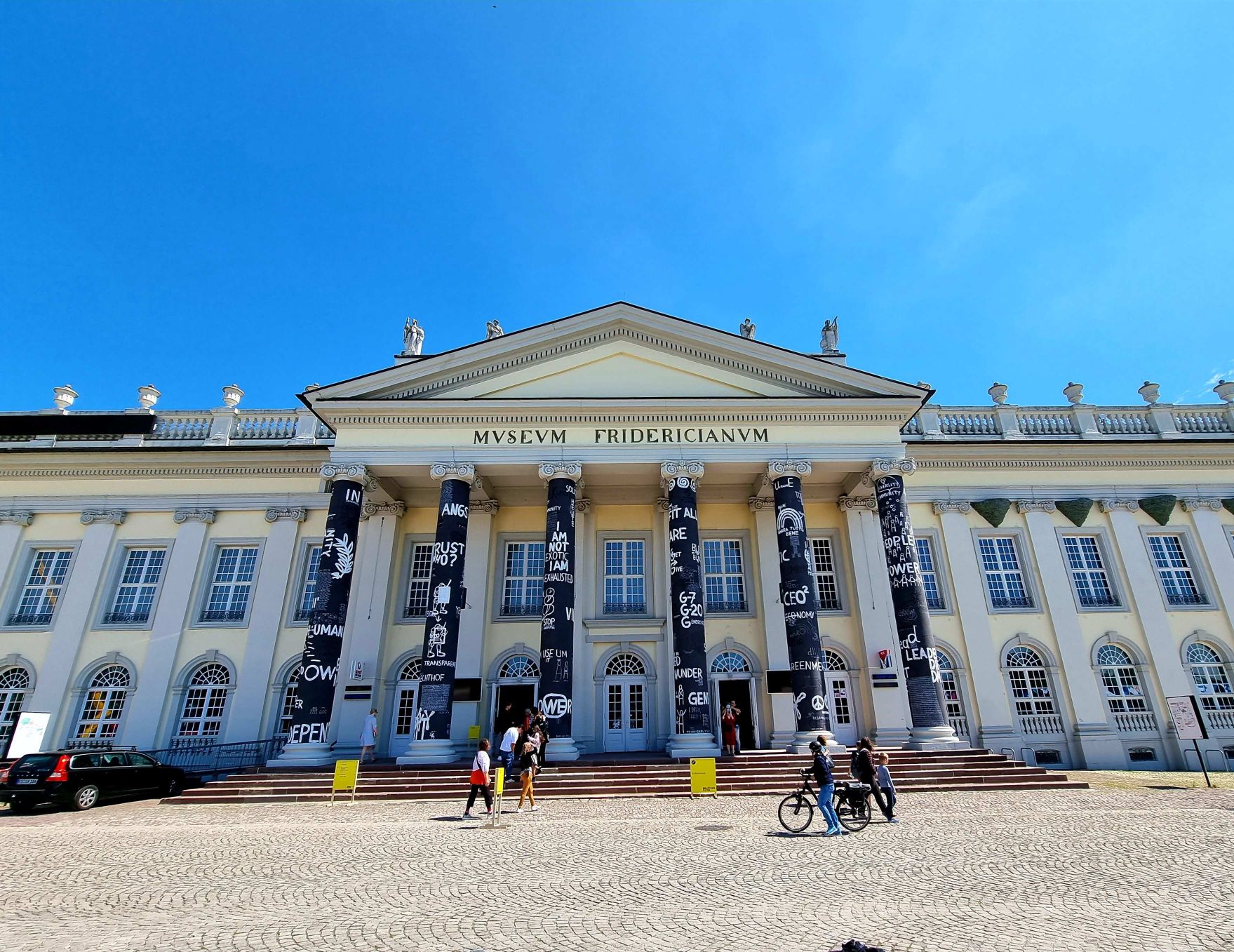 Documenta 15 Dan Perjovschi al Fridericianum