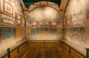 Alle Terme di Caracalla tornano visibili gli affreschi della domus con gli dei egizi e romani