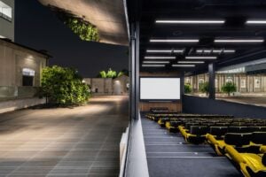 Cinema all’aperto alla Fondazione Prada di Milano. I film sono selezionati dagli artisti