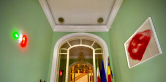Vedute delle opere di Diego Perrone (a destra) e dei Vedovamazzei (a sinistra) all’Ambasciata d’Italia a Bucarest Ph. Courtesy Ambasciata d’Italia a Bucarest
