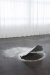 Gianni Caravaggio, Lo stupore è nuovo ogni giorno, 2008, foglio di alluminio, borotalco, 110x80x30 cm. Photo Andrea Rossetti