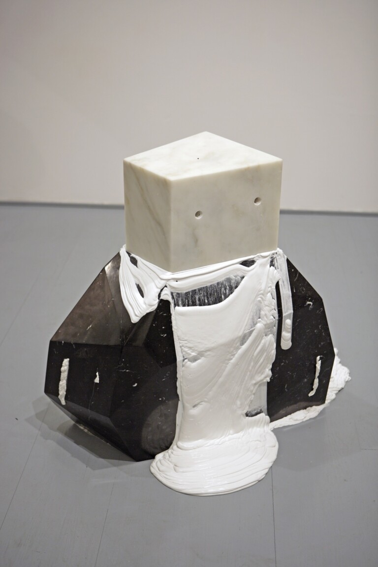 Gianni Caravaggio, Spreco di energia assoluta, 2005, marmo nero maquina, marmo statuario, crema cosmetica, lenticchia rossa. Photo Roberto Marossi