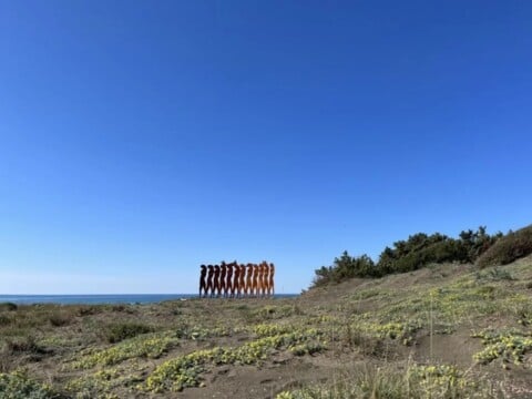 Giuseppe Gallo, 'I giocolieri dell'armonia', 2022, Spiaggia della Tagliata di Ansedonia, presso La Barca crediti Hypermaremma, foto Giorgio Benni