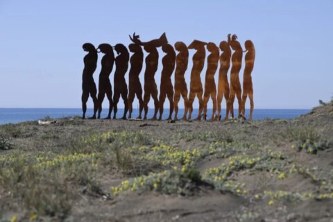 Giuseppe Gallo, 'I giocolieri dell'armonia', 2022, Spiaggia della Tagliata di Ansedonia, presso La Barca crediti Hypermaremma foto Giorgio Benni