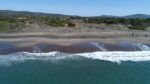 Giuseppe Gallo, 'I giocolieri dell'armonia', 2022, Spiaggia della Tagliata di Ansedonia, presso La Barca crediti Hypermaremma foto Giorgio Benni panoramica