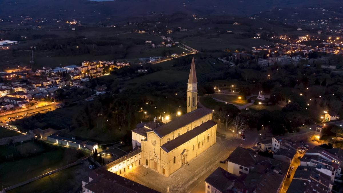 Il Duomo di Arezzo con la nuova illuminazione del 2021. Photo Maxcivi, CC BY SA 4.0