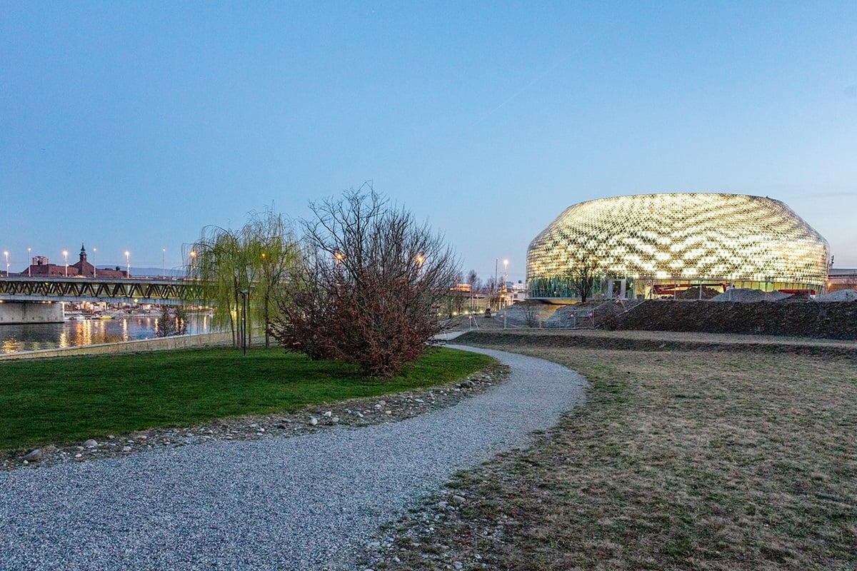 Il Novartis Pavillion con i pannelli accesi. Courtesy Novartis