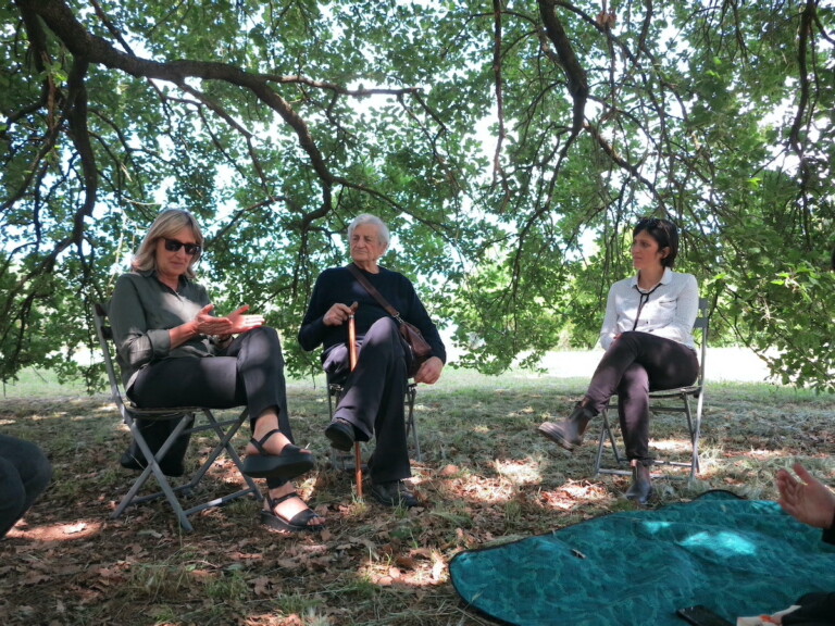 Incontro ad Agricola Cornelia con Carla Subrizi e Gianfranco Baruchello, a destra la curatrice Elena Bellantoni, photo Credits GrossiMaglioni