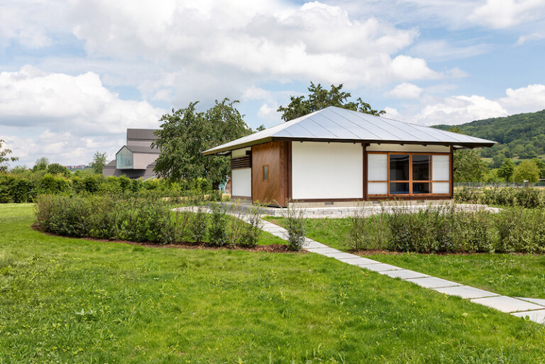 La Umbrella House nel Vitra campus. Alle spalle il VitraHaus_giugno 2022 credits Vitra photo Dejan Jovanovic