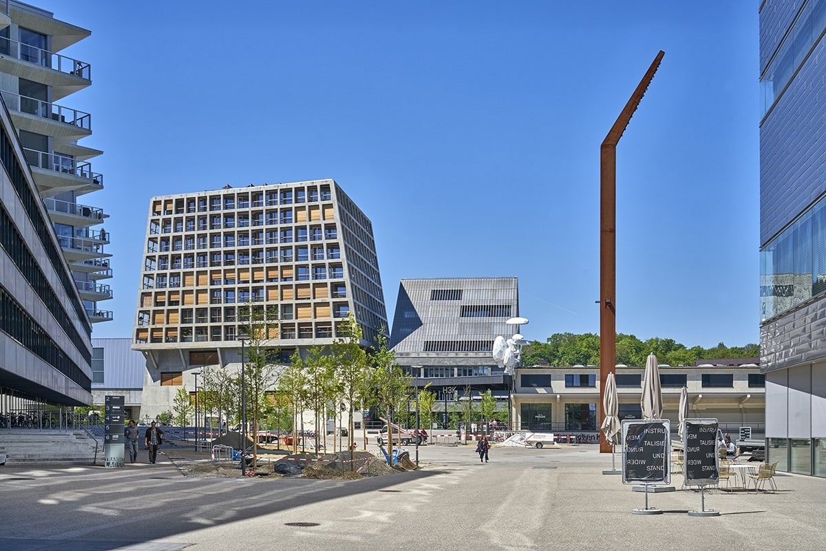 L'area di Dreispitz. Sullo sfondo l'edificio Helsinki Dreispitz di Herzog & de Meuron. Photo Daniel Spehr