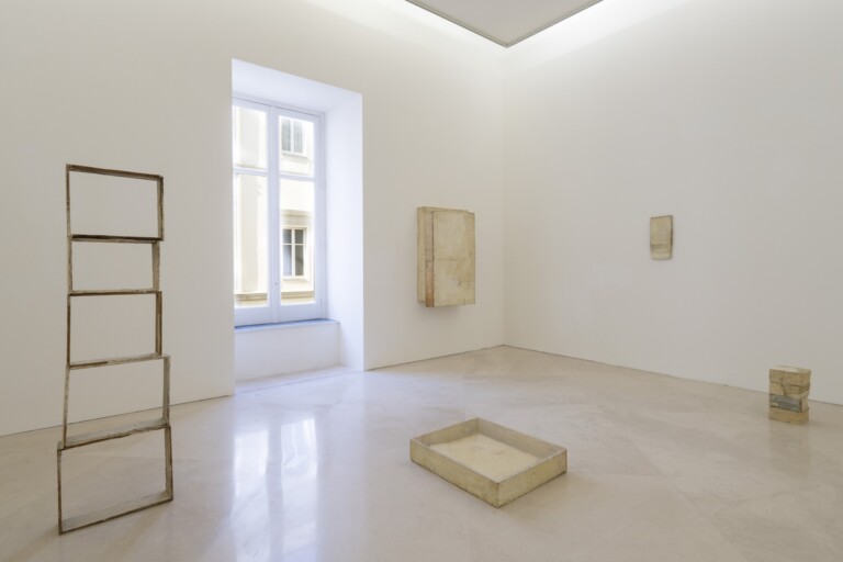 Lawrence Carroll. Exhibition view at Museo Madre, Napoli 2022