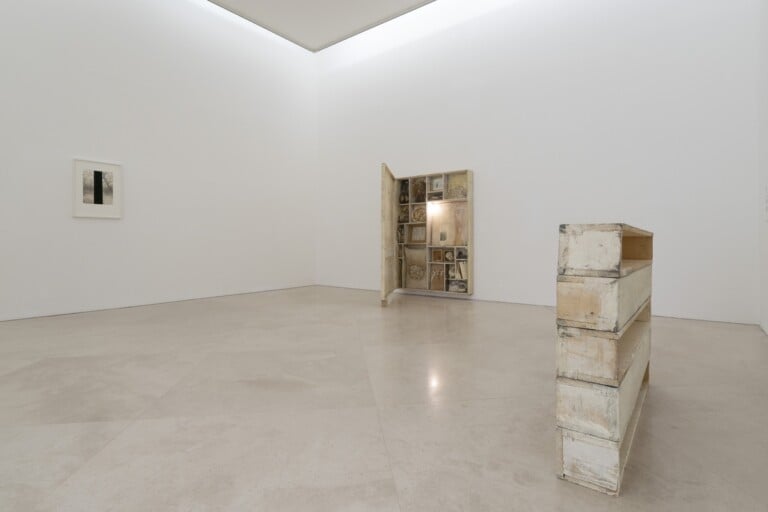 Lawrence Carroll. Exhibition view at Museo Madre, Napoli 2022
