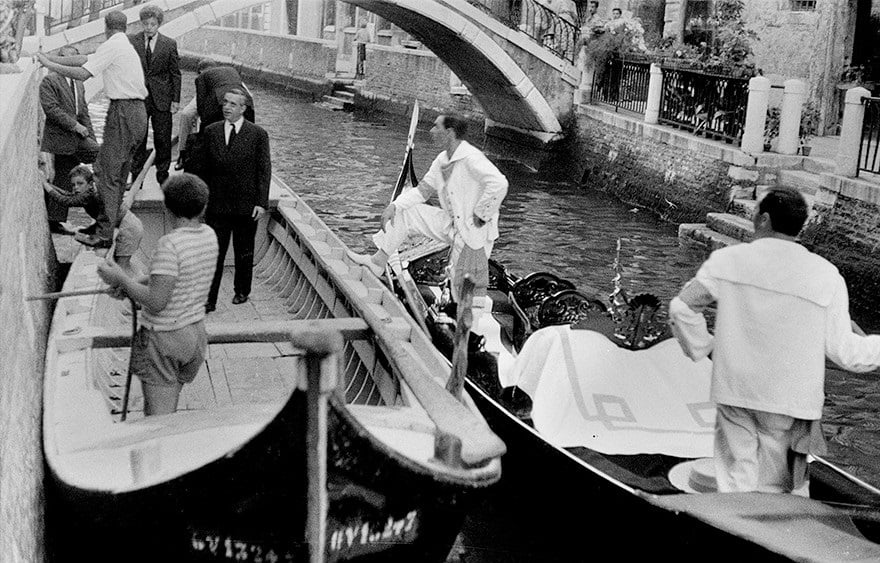 L'enterrement de la Chose de Tinguely, standing in the gondola in the back left are Jean Jacques Lebel and Frank Amey © The Estate of Virginia Dortch Dorazio _ 2022, ProLitteris, Zürich