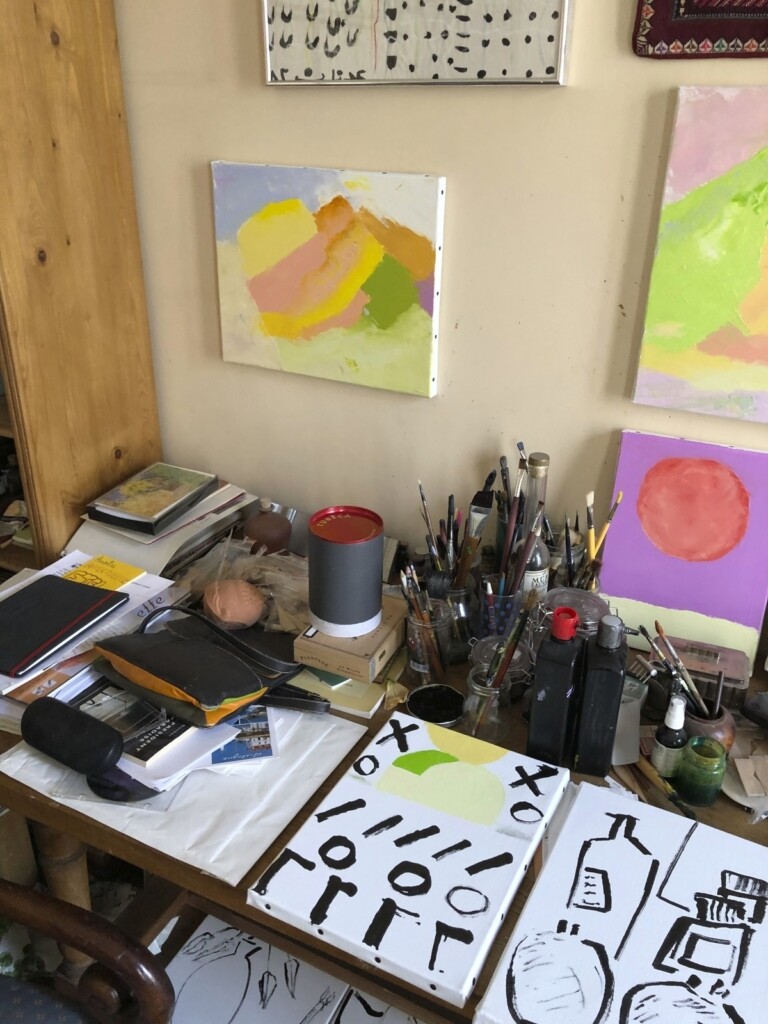 Lo studio di Etel Adnan. Photo Patrice Cotensin. Courtesy Galerie Lelong & Co., Parigi