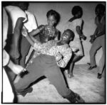 Malick Sidibé, Regardez moi!, 1962 © Estate of Malick Sidibé. Photo courtesy Galerie MAGNIN A, Parigi