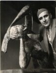 Marcello Mascherini a Colonia nel 1957 con Risveglio di primavera (1954). Courtesy Archivio Marcello Mascherini