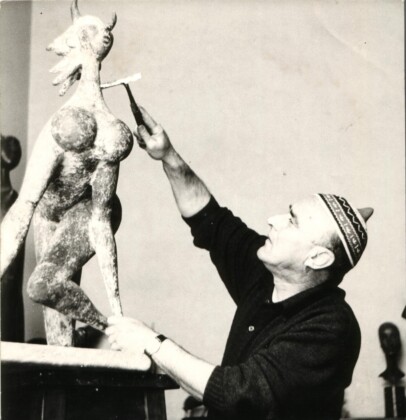 Marcello Mascherini con Chimera (1958). Courtesy Archivio Marcello Mascherini