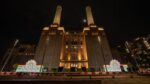 Marinella Senatore, Assembly, 2021. Installation view at Battersea Power Station, Londra 2022. Credits Hektor – FOIfilms. Courtesy the Artist & Mazzoleni, Londra Torino