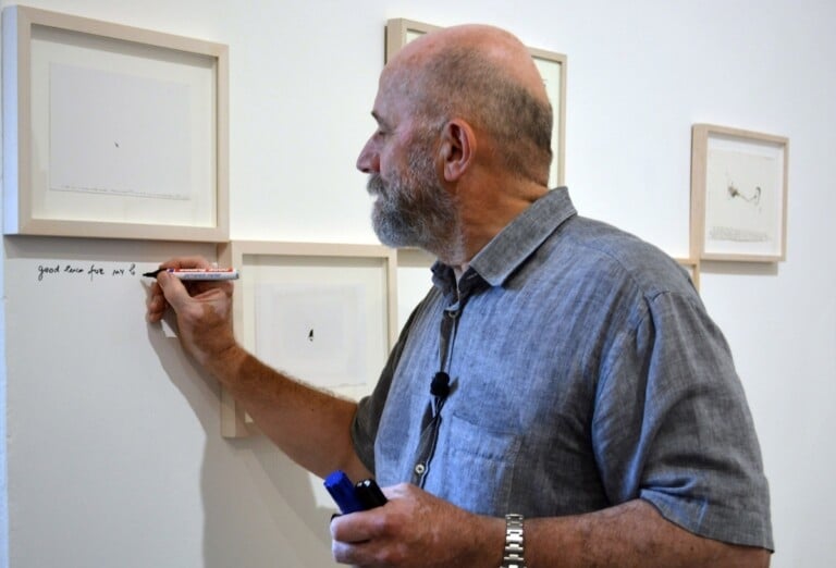 Nedko Solakov, performance presentazione di _A Side Solo Show (drawings only)_, Galleria Continua, San Gimignano 2022. Photo Manuela De Leonardis