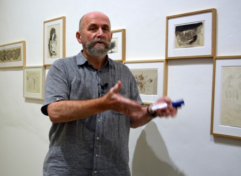 Nedko Solakov, performance presentazione di _A Side Solo Show (drawings only)_, Galleria Continua, San Gimignano 2022. Photo Manuela De Leonardis