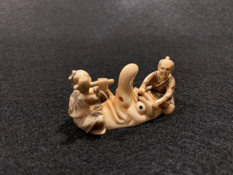 Netsuke con due artigiani intenti a creare una maschera da Tengu, seconda metà XIX sec.