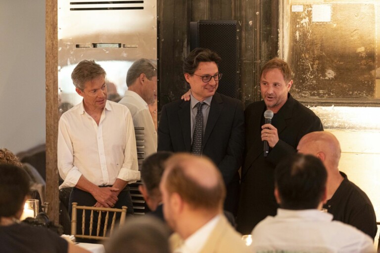 Nicolas Berggruen, Mario Codognato, Sterling Ruby alla cena di presentazione di Berggruen Arts & Culture a Venezia, 8 giugno 2022. Photo Luca Zanon