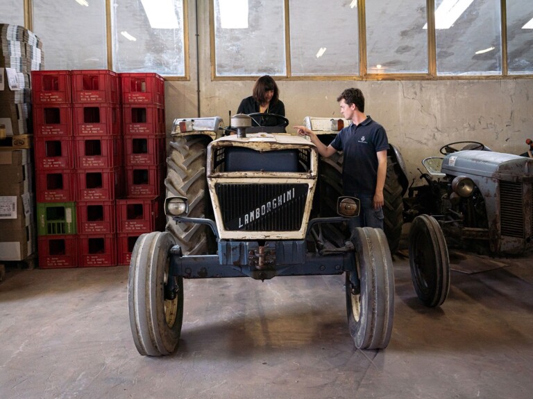 Officina Malanotte, 2022. Beatrice Meoni su un trattore, photo Nico Covre