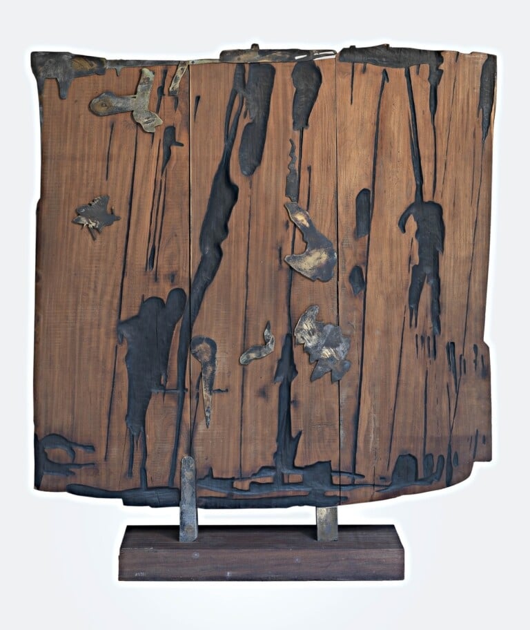 Pietro Consagra, Colloquio con la moglie, 1960, legno e bronzo, 157 x 148 x 11 cm. Courtesy Galleria Mucciaccia, Roma