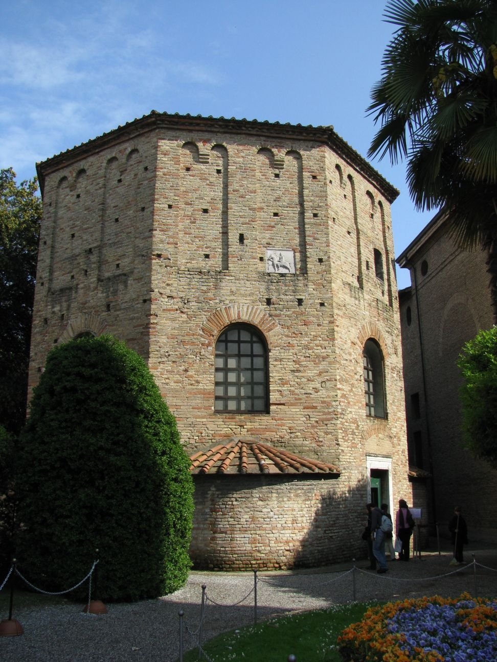 Ravenna, Battistero Neoniano, 2008. Photo Testus CC BY SA 3.0 via Wikipedia