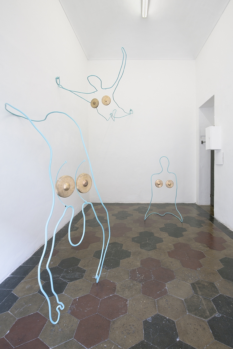 Sarah Ancelle Schönfeld, Tout Doux. Gong Bath, 2022, steel and brass, installations view. Courtesy the artist & Quartz Studio, Torino. Photo Beppe Giardino