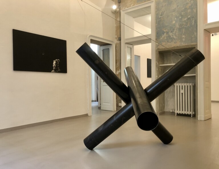 Saverio Todaro, Reel, 2022. A sx, Loading – Sun Tzu, 2014. Installation view at Riccardo Costantini, Torino 2022