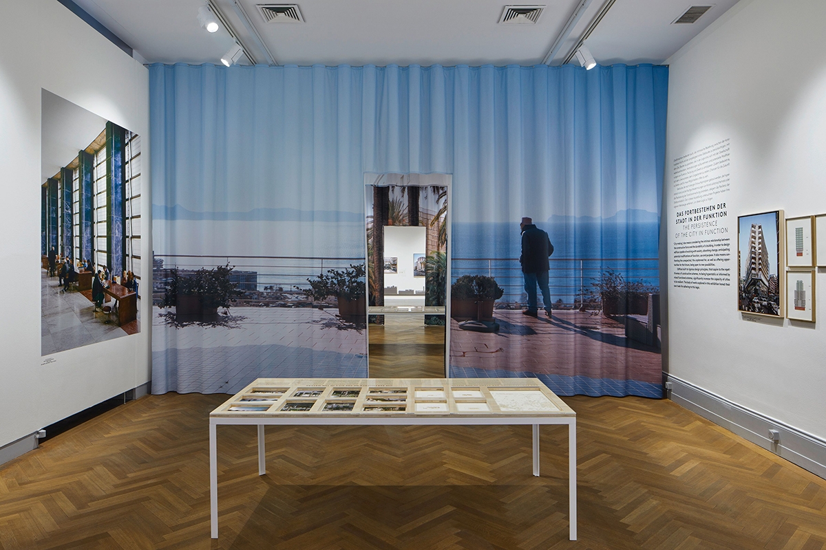 Una delle sale della mostra Napoli Super Modern al S AM di Basilea. Photo credits Tom Bisig