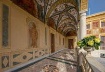 Vue d'une partie de la galerie d' Hercule et d'un morceau de la chapelle palatine. 13 avril 2022.