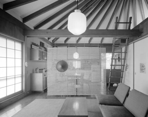 Zona living della Umbrella House originale_ Tokyo,circa 1963 64 credits Akio Kawasumi