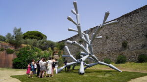 Una scultura monumentale di Loris Cecchini di fronte alle mura di Prato