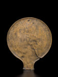 Specchio inciso con nascita di Atena Bronzo, 330-310 a.C. Provenienza: Collezione Universitaria Museo Civico Archeologico, Bologna Foto Carlo Vannini