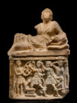 Urna cineraria decorata sulla cassa dal mito di Mirtilo; sul coperchio figura femminile semisdraiata Alabastro, III sec. a.C. Provenienza: Collezione Universitaria Museo Civico Archeologico, Bologna Foto Carlo Vannini