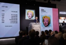Il Global President di Christie’s Jussi Pylkkänen aggiudica a New York Shot Sage Blue Marilyn di Andy Warhol per $ 195milioni. Courtesy Christie's Images Ltd