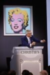 Il Global President di Christie’s Jussi Pylkkänen aggiudica a New York Shot Sage Blue Marilyn di Andy Warhol per $ 195milioni. Courtesy Christie's Images Ltd