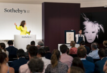 Helena Newman durante la Modern & Contemporary Art di Sotheby's. Courtesy Sotheby's