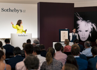 Helena Newman durante la Modern & Contemporary Art di Sotheby's. Courtesy Sotheby's