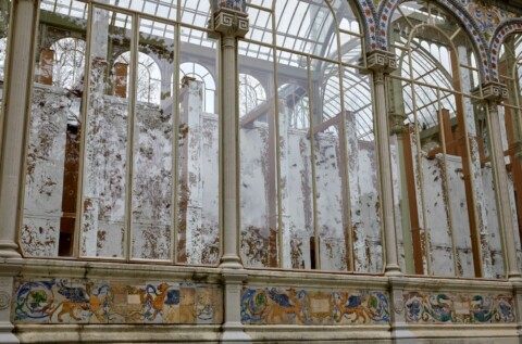 Installazione di Carlos Bunga nel Palacio de Cristal, Parco del Retiro Madrid. Museo Nazionale Centro d'arte Reina Sofia