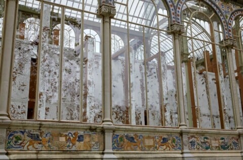 Installazione di Carlos Bunga nel Palacio de Cristal, Parco del Retiro Madrid. Museo Nazionale Centro d'arte Reina Sofia