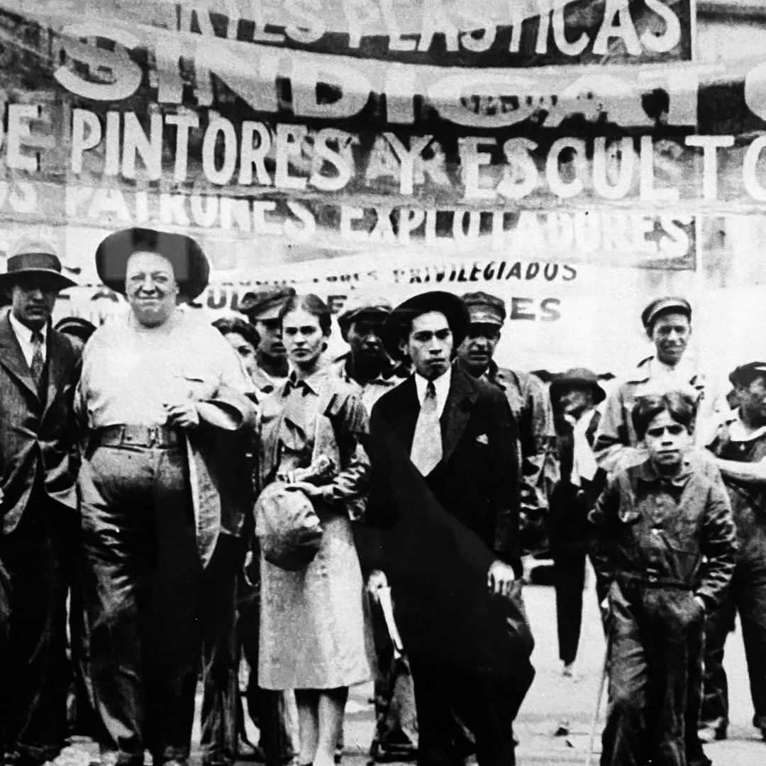 Tina Modotti, Frida Kahlo e Diego Rivera alla sfilata del Primo Maggio 1929
