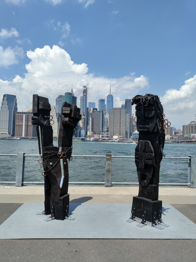 Agali Awamu (Togetherness), Leilah Babirye, parte dell’installazione Black Atlantic al Brooklyn Bridge Park. Photo Maurita Cardone