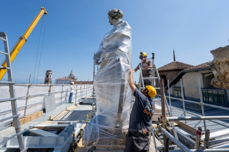 Lo spettacolare restauro delle statue di Palazzo Madama a Torino