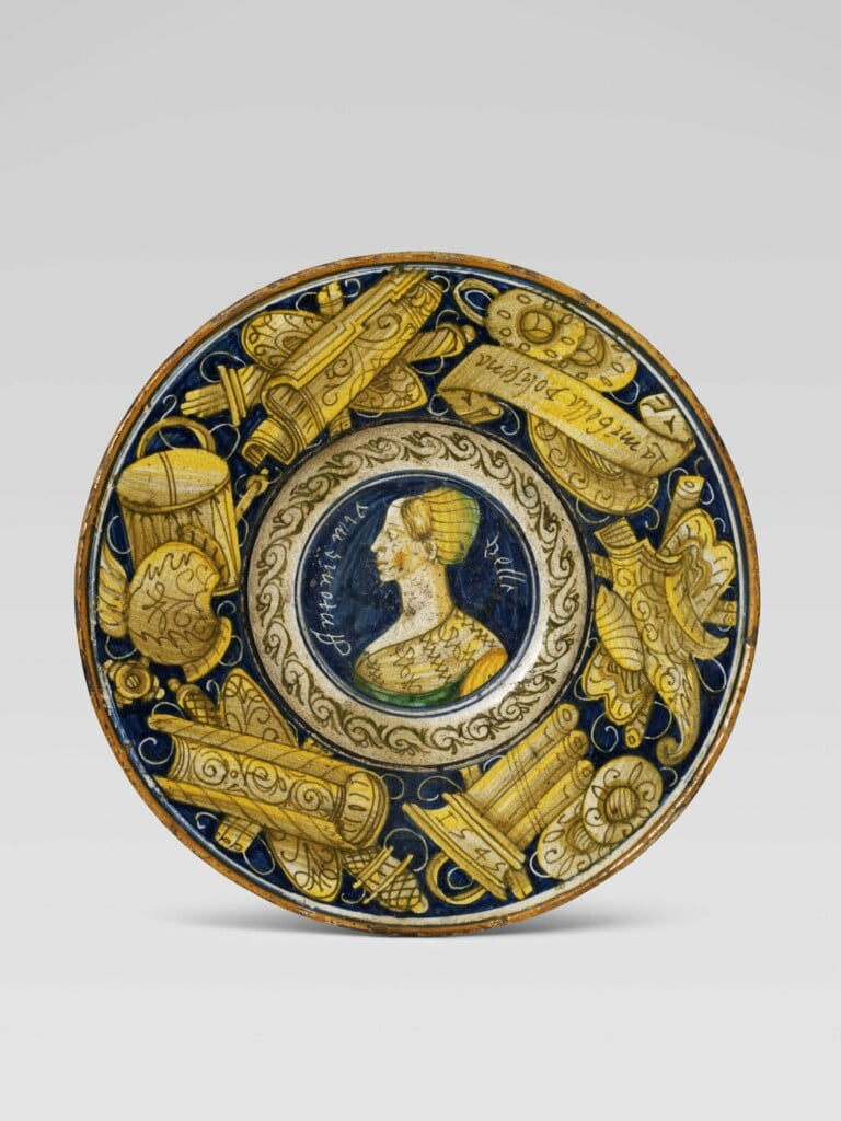 Bella donna e trofei, piatto, Urbino, 1545