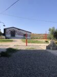 Cantina della tenuta con un'installazione di Alberto Timossi realizzata nel 2021