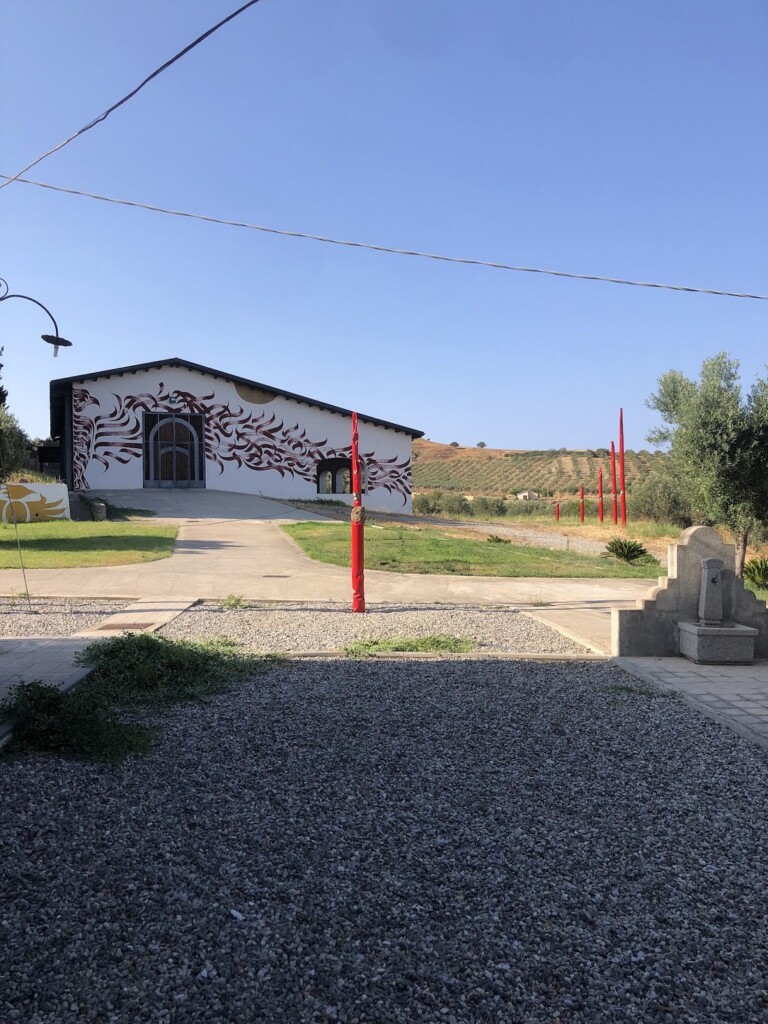 Cantina della tenuta con un'installazione di Alberto Timossi realizzata nel 2021